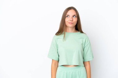 Genç Litvanyalı kadın beyaz arka planda izole edilmiş.