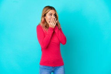 Ağız kapsayan izole mavi arka plan üzerinde genç kadın ve yan bakıyor