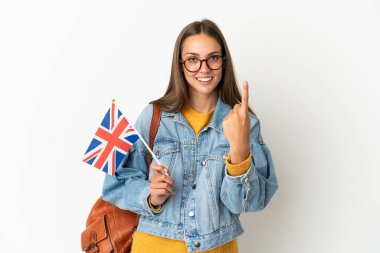 Birleşik Krallık bayrağını soyutlanmış beyaz arka planda tutan genç İspanyol kadın geliyor.