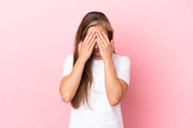 Pembe arka planda izole edilmiş genç İngiliz kadın yorgun ve hasta bir ifadeyle