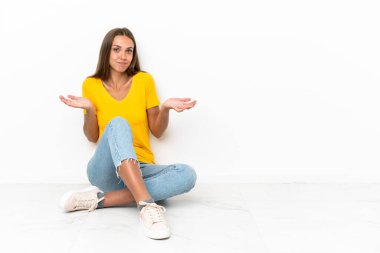 Yerde oturan genç kız ellerini kaldırırken şüpheleri vardı.