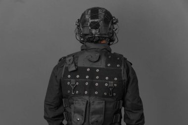 SWAT Kafkasyalı adam gri arka planda izole edildi.