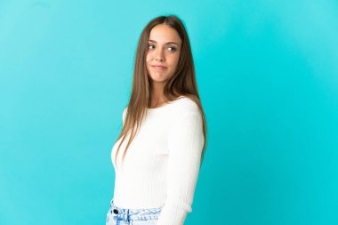 İzole edilmiş mavi bir geçmişi olan genç bir kadın. Portre