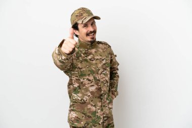 Asker adam beyaz arka planda izole edildi. Başparmakları havada çünkü iyi bir şey oldu.