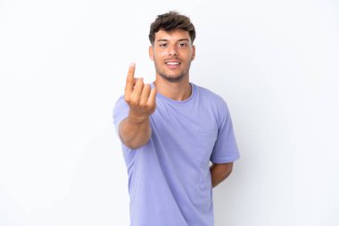 Beyaz arka planda izole edilmiş beyaz, yakışıklı genç bir adam geliyor.