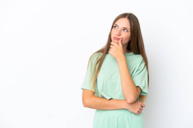 Litvanyalı genç bir kadın beyaz arka planda izole edilmiş. Şüpheleri var.