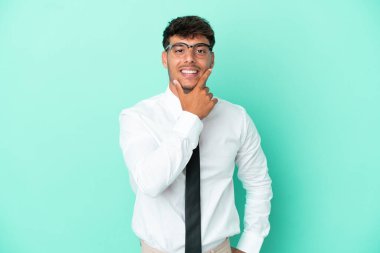 Mavi arka planda izole edilmiş beyaz bir adam gülümsüyor.