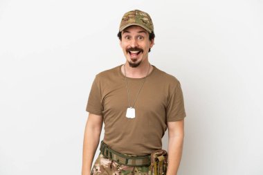 Beyaz arka planda yalıtılmış, şaşırmış yüz ifadesi olan asker.