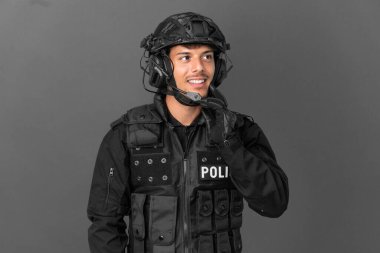 Özel Tim 'in beyaz adamı gri arka planda izole edilmiş bir şekilde yukarı bakarken bir fikir düşünüyor.