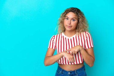 Mavi arka plandaki kıvırcık saçlı kız geç kalma hareketini yapıyor.