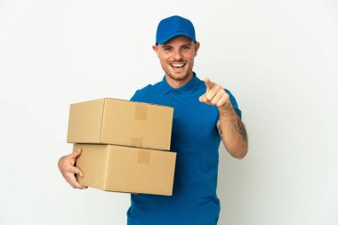 Beyaz arka planda izole edilmiş beyaz adam şaşırmış ve ön tarafı işaret ediyor.