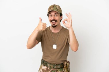 Beyaz arka planda izole edilmiş asker tamam işareti ve baş parmak işareti gösteriyor