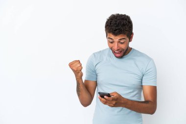 Beyaz arka planda izole edilmiş yakışıklı Brezilyalı bir adam şaşırdı ve bir mesaj gönderiyor.