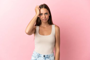 Hüsrana uğramış ve anlamayan pembe bir geçmişi olan genç bir kadın.