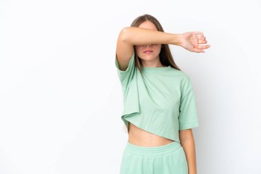 Genç Litvanyalı kadın beyaz arka planda izole edilmiş, gözleri elle kapatılmış.