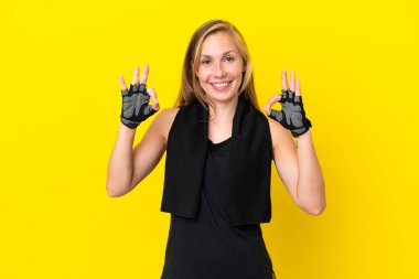 Beyaz arka planda izole edilmiş genç İngiliz kadın parmaklarıyla 