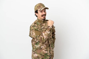 Beyaz arka planda izole edilmiş bir asker zaferi kutluyor.