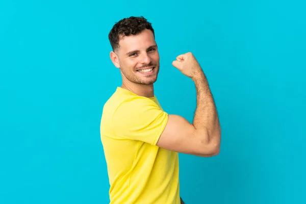 Jeune Homme Beau Caucasien Isolé Sur Fond Bleu Faisant Geste — Photo