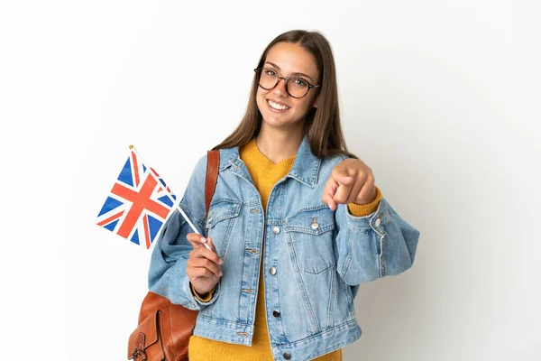 Mladá Hispánka Drží Britskou Vlajku Nad Izolovaným Bílým Pozadím Ukazuje — Stock fotografie