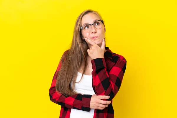 Young English Woman Isolated Yellow Background Having Doubts — Stock Photo, Image