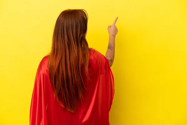 Super Hero Rotschopf Frau Isoliert Auf Gelbem Hintergrund Zeigt Zurück — Stockfoto
