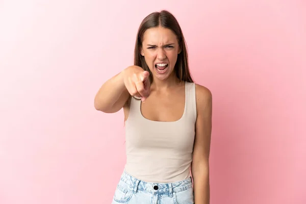 Jonge Vrouw Geïsoleerde Roze Achtergrond Gefrustreerd Wijzen Naar Het Front — Stockfoto