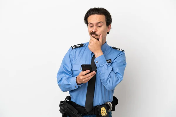Jovem Policial Sobre Fundo Isolado Pensamento Branco Envio Uma Mensagem — Fotografia de Stock