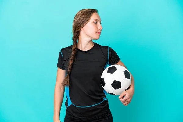 Jovem Inglesa Isolada Fundo Azul Com Bola Futebol — Fotografia de Stock