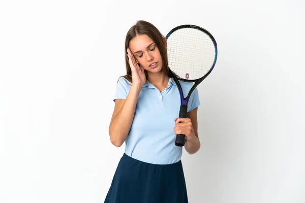 Жінка Грає Теніс Над Ізольованою Білою Стіною Головним Болем — стокове фото