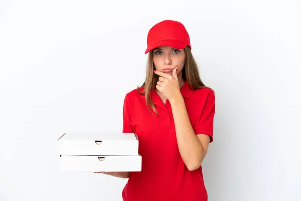 Consegna Pizza Donna Lituana Isolata Sfondo Bianco Pensando — Foto Stock