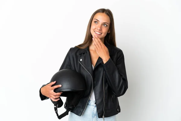 女性とともにオートバイヘルメット上の隔離された白の背景を見上げます上の笑顔 — ストック写真