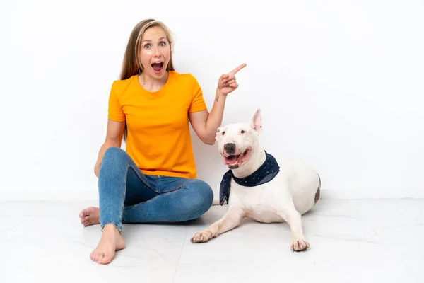 Молодая Английская Женщина Сидящая Полу Своей Собакой Белом Фоне Удивлена — стоковое фото
