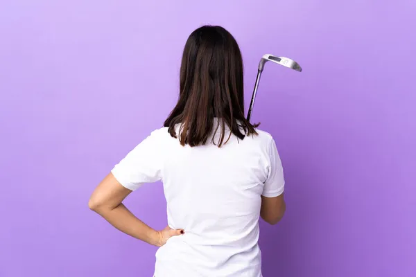 Jovem Golfista Mulher Sobre Fundo Colorido Isolado Posição Trás — Fotografia de Stock