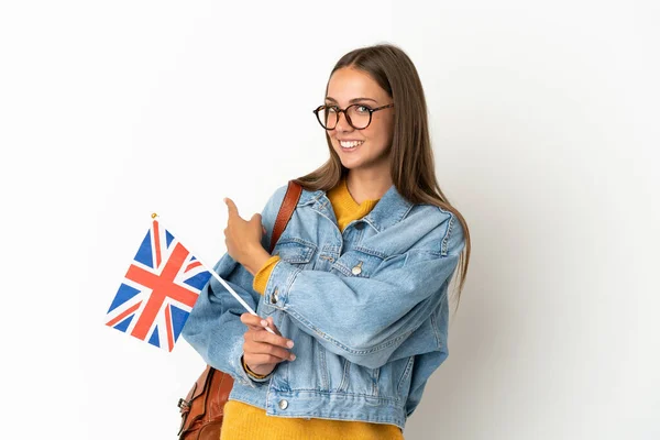 Mladá Hispánka Drží Britskou Vlajku Nad Izolovaným Bílým Pozadím Ukazuje — Stock fotografie