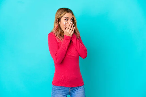 Jonge Vrouw Geïsoleerde Blauwe Achtergrond Bedekt Mond Zoek Naar Zijkant — Stockfoto