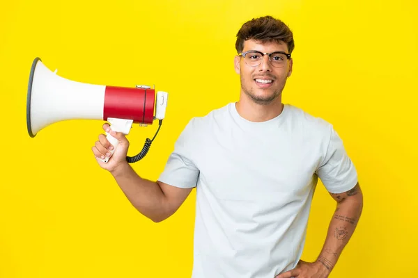 Jonge Blanke Knappe Man Geïsoleerd Gele Achtergrond Met Een Megafoon — Stockfoto