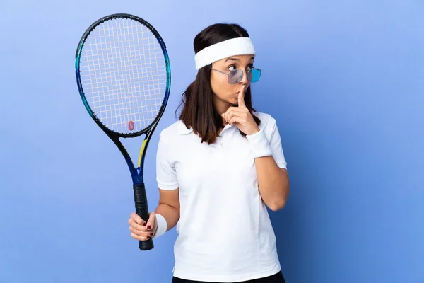 Молода Жінка Тенісистка Над Ізольованим Тлом Показує Знак Мовчання Жест — стокове фото