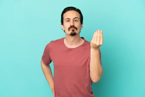 Joven Hombre Caucásico Aislado Sobre Fondo Azul Haciendo Gesto Italiano — Foto de Stock