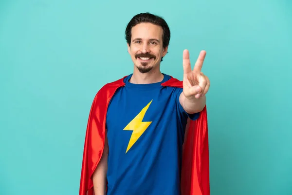 Super Herói Caucasiano Homem Isolado Fundo Azul Sorrindo Mostrando Sinal — Fotografia de Stock