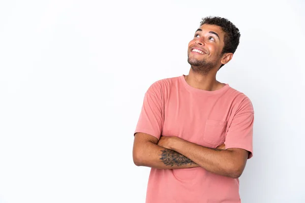 Genç Yakışıklı Brezilyalı Adam Beyaz Arka Planda Izole Edilmiş Gülümserken — Stok fotoğraf