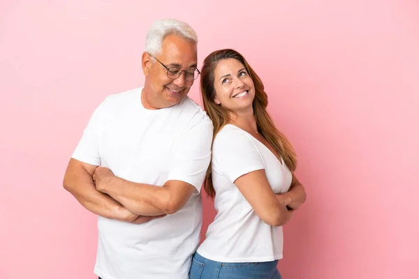 Middelaldrende Par Isolert Rosa Bakgrunn Mens Holdt Armene Krysset Hverandre – stockfoto