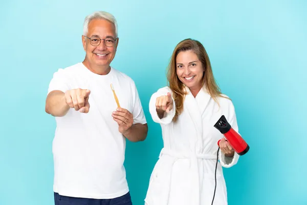 Orta Yaşlı Bir Çift Ellerinde Kurutucu Diş Fırçası Tutarken Mavi — Stok fotoğraf