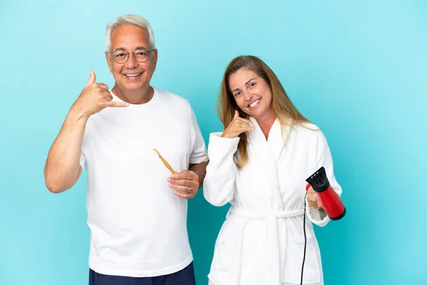 Middelaldrende Par Som Holder Tørketrommel Tannbørste Isolert Blå Bakgrunn Gjør – stockfoto