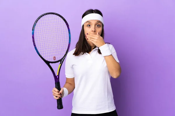 Tânără Jucătoare Tenis Peste Fundal Izolat Care Acoperă Gura Mâinile — Fotografie, imagine de stoc