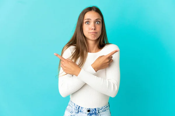 Mujer Joven Sobre Fondo Azul Aislado Apuntando Los Laterales Que — Foto de Stock