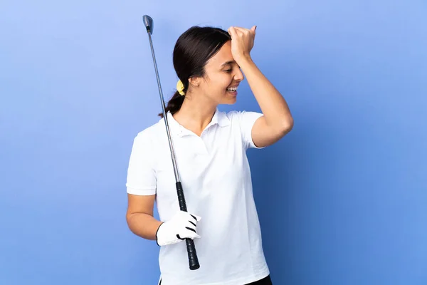 Young Golfer Woman Isolated Colorful Background Has Realized Something Intending — Stock Photo, Image