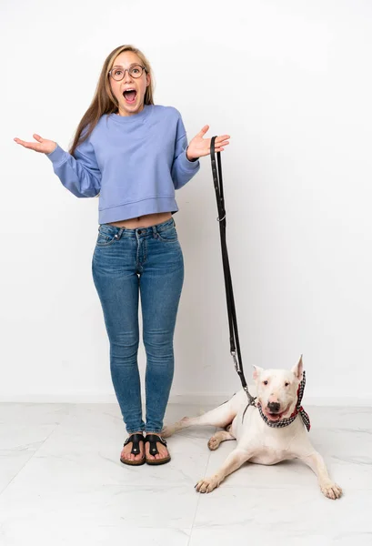 Молодая Английская Женщина Собакой Белом Фоне Шокированным Выражением Лица — стоковое фото
