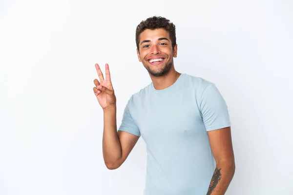 Beyaz Arka Planda Izole Edilmiş Yakışıklı Brezilyalı Genç Adam Gülümsüyor — Stok fotoğraf