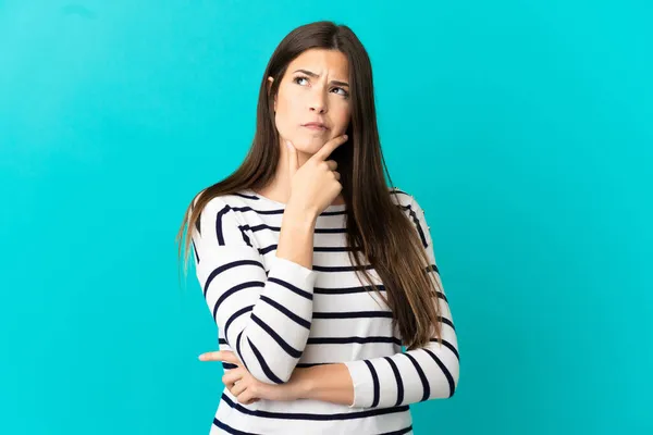 Teenager Brazilian Girl Isolated Blue Background Having Doubts — Stock Photo, Image