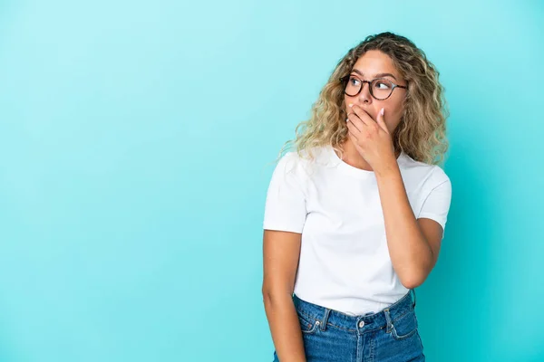 Menina Com Cabelo Encaracolado Isolado Fundo Azul Fazendo Gesto Surpresa — Fotografia de Stock